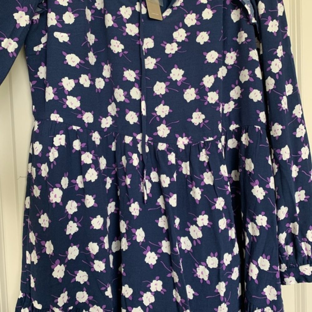 Tie-neck tiered dress in scattered peony print - Picture 9 of 13
